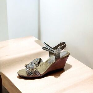 New York Transit Sandals Beaded Metallic Heeled Sandals Size 8 wedge sandles